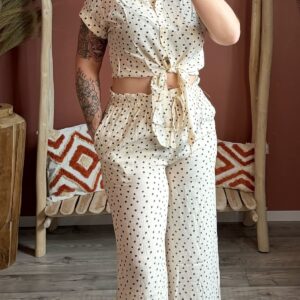 Ensemble deux pièces ivoire à pois noirs : chemise nouée crop et pantalon large — Le Dress BY L.A