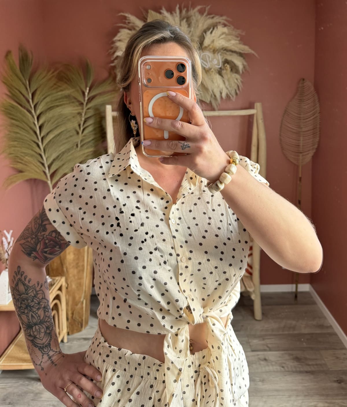 Détail du top chemise ivoire à pois noirs noué à la taille, vue rapprochée — Le Dress BY L.A