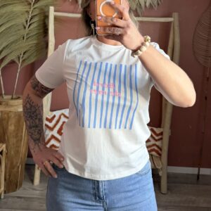 T-shirt blanc graphique rayures bleues et texte rose "bord de mer" porté avec un jean - Le Dress BY L.A