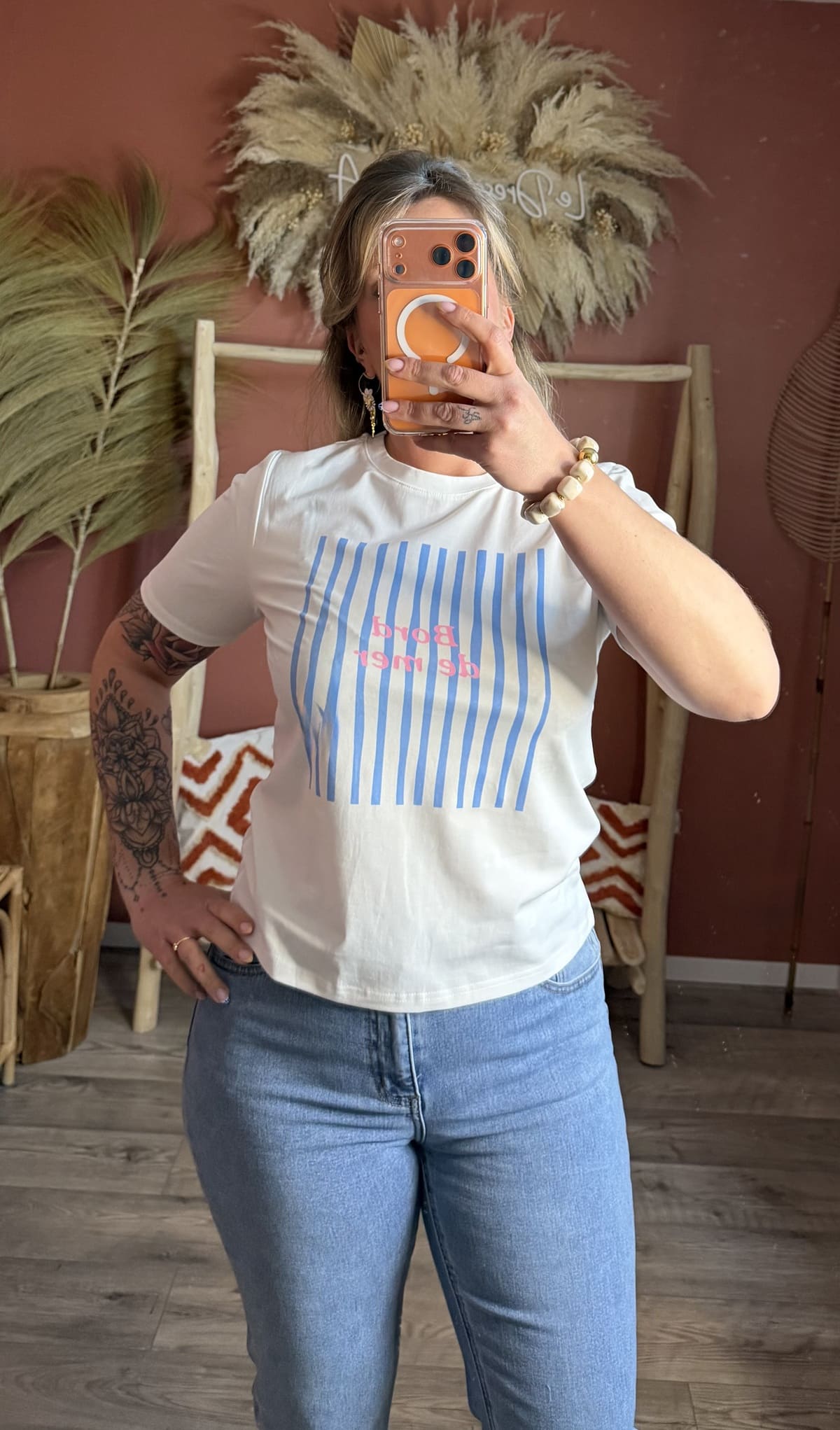 T-shirt blanc graphique rayures bleues et texte rose "bord de mer" porté avec un jean - Le Dress BY L.A