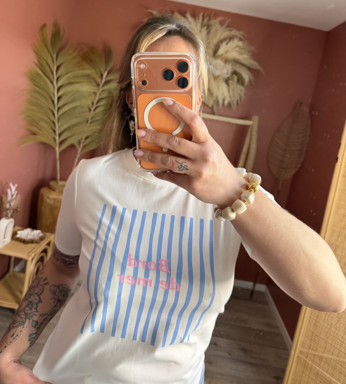 T-shirt blanc graphique rayures bleues et texte rose