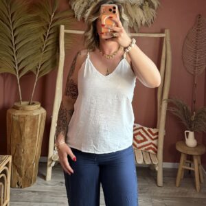 Détail bretelle perles nacre top blanc col V femme – Le Dress BY L.A