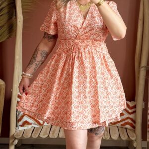 Robe courte col V croisé manches papillon imprimé graphique orange et blanc femme – Le Dress BY L.A