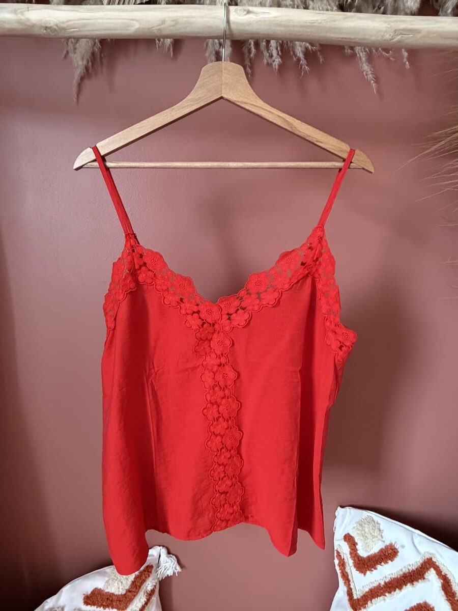 Top bretelles rouge col V garniture crochet fleuri femme – Le Dress BY L.A