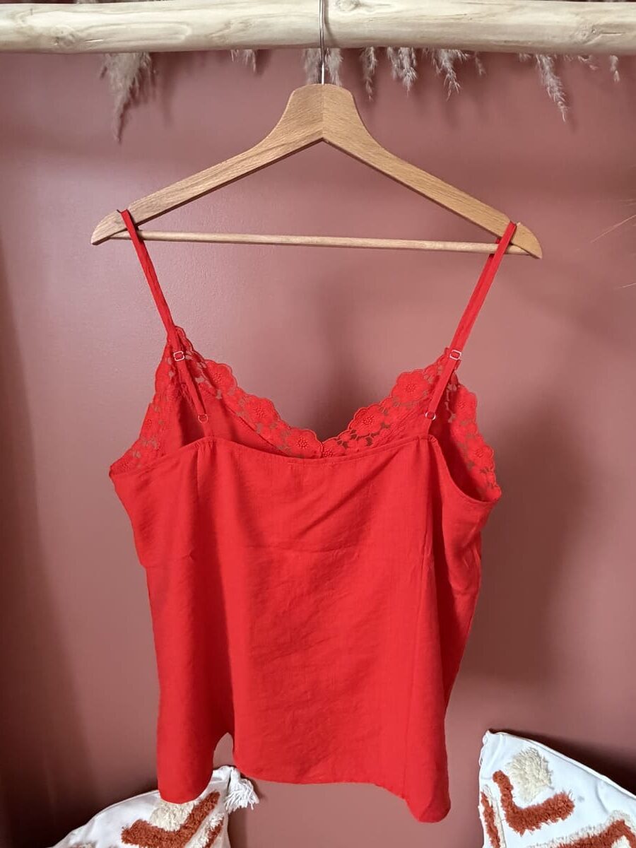 Top bretelles rouge col V garniture crochet fleuri femme – Le Dress BY L.A